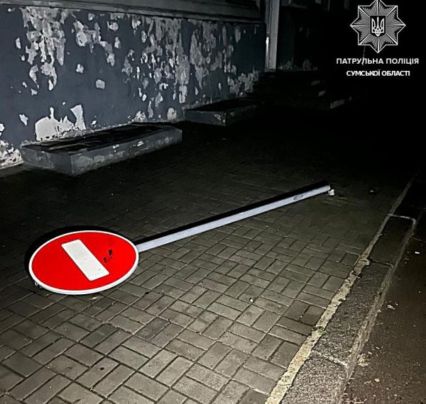 У Сумах п’яний водій Mercedes-Benz збив дорожній знак і пошкодив сходи – Суми та область