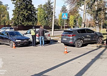 У Сумах сталася потрійна ДТП на перехресті: одна з автівок врізалась в електроопору – Суми та область