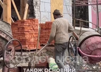 У Сумах відбудовують корпус лікарні, яку наприкінці вересня атакували «Шахеди» – Суми та область