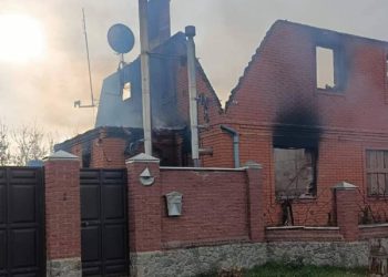 У Великій Писарівці внаслідок атаки КАБа згорів будинок – Суми та область