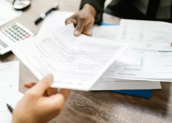 Українці в Польщі повинні оформити мельдунек: що він дає та як отримати | Економіка