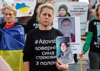 “Живемо від обміну до обміну”. У Кролевці родини оборонців Маріуполя згуртувалися та чекають повернення полонених – Суми та область