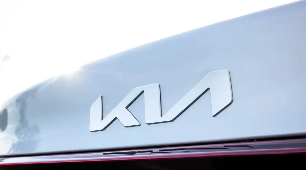 Kia показала перші зображення компактного кросовера з “квадратним” дизайном – Автоновини
