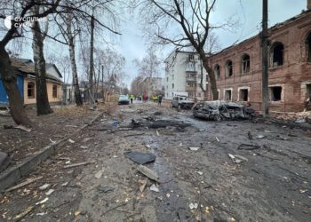 Наслідки удару по місту Суми: двоє загиблих,12 поранених, пошкоджені будинки і авто – Суми та область