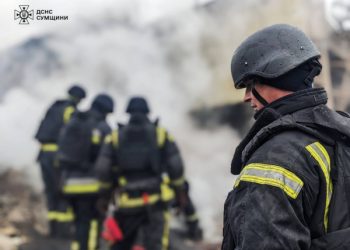 Рятувальники показали відео ліквідації пожежі після ракетного удару в Шостці – Суми та область