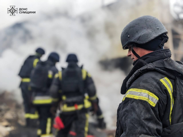 Рятувальники показали відео ліквідації пожежі після ракетного удару в Шостці – Суми та область