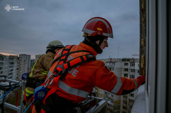 Рятувальники повідомили про хід відновлювальних робіт на місці ворожого удару в Сумах – Суми та область
