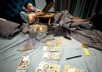 Сын главы одесской благотворительной организации показал пачки денег в трусах: что это было