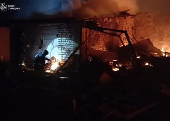 У Шостці ліквідували масштабну пожежу, яку спричинила ворожа атака – Суми та область