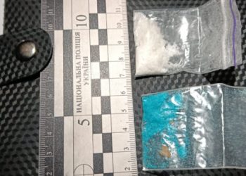 У Сумах патрульні спіймали чоловіка із білим і блакитним “порошком” – Суми та область
