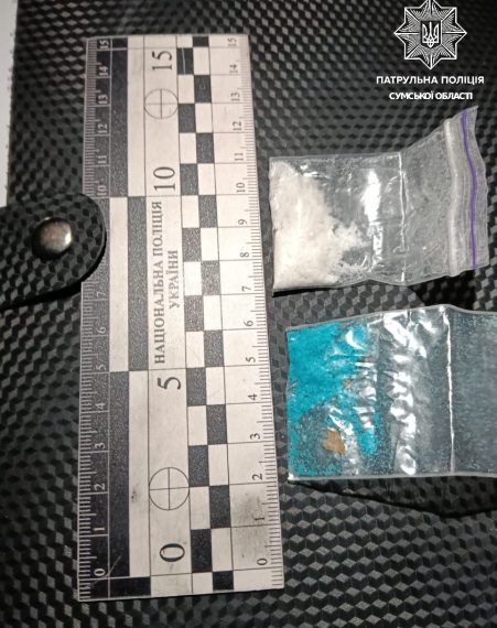 У Сумах патрульні спіймали чоловіка із білим і блакитним “порошком” – Суми та область
