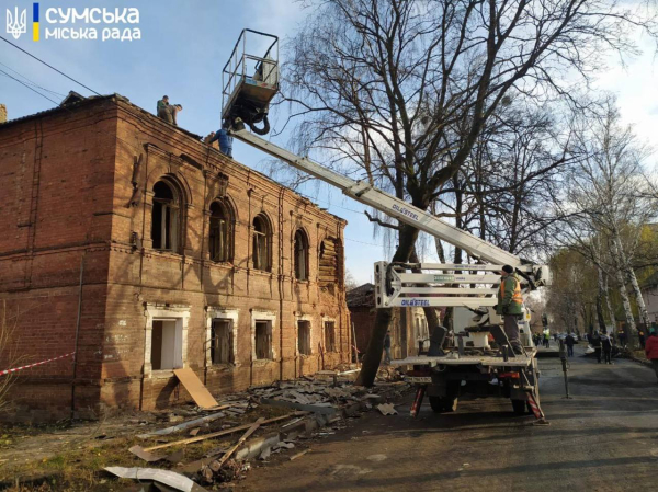 У Сумах після удару “Шахедів” виявили пошкодження в 48 будівлях – Суми та область
