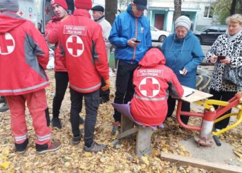 За меддопомогою звернулося 9 людей: у Сумах продовжує роботу оперативний штаб на місці ворожого удару – Суми та область