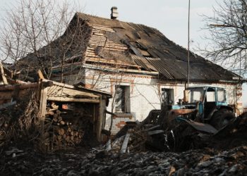 Жителі Лебединщини розповіли про падіння ракети: “Як бахнуло, я отак і впала” – Суми та область