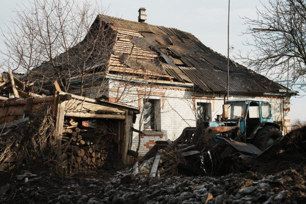 Жителі Лебединщини розповіли про падіння ракети: “Як бахнуло, я отак і впала” – Суми та область
