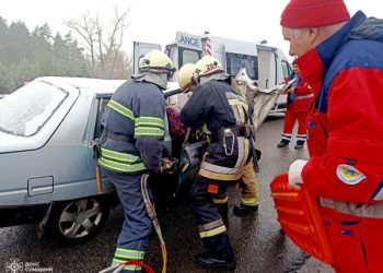 На Сумщині рятувальники деблокували двох людей під час ДТП – Суми та область