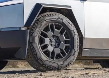 На відео показали, на що перетворюються колеса Tesla Cybertruck після зіткнення – Автоновини