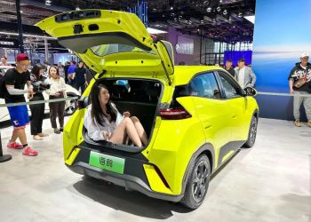 Новий бюджетний електромобіль відібрав перше місце у Tesla Model Y – Автоновини