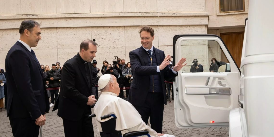Папа Римський Франциск отримав новий електромобіль Mercedes G-Class EV (ФОТО) – Автоновини