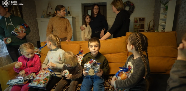 Рятувальники Сумщини передали дітям подарунки від «Надзвичайного Миколайчика – Суми та область