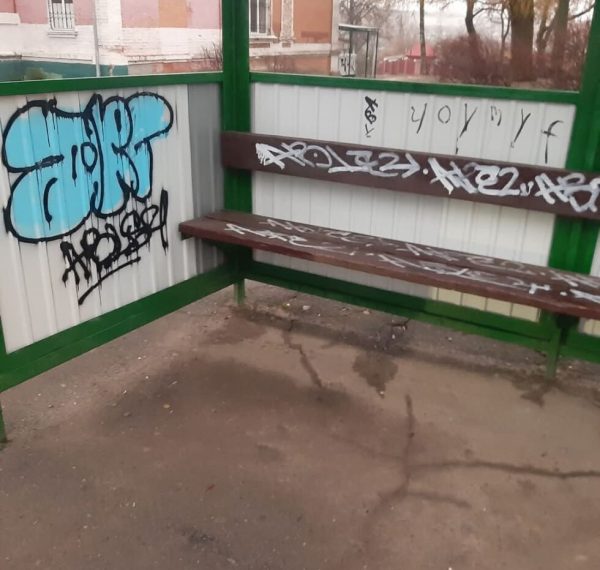 У Ромнах вандали розмалювали зупинку – Суми та область