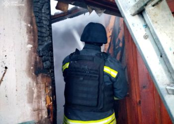 У Середино-Буді рятувальники загасили пожежу після ворожого влучання – Суми та область