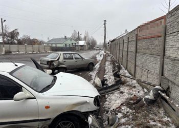 У Шостці водій Daewoo наздогнав “Славуту” і в’їхав у відбійник – Суми та область