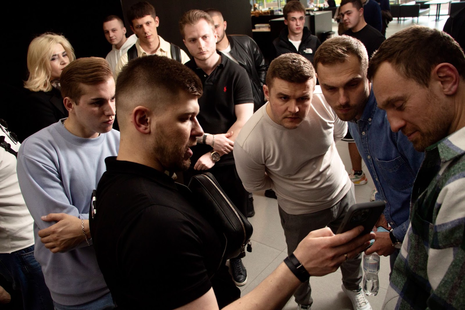 Михаил Хомич общается с учениками курса по товарному бизнесу