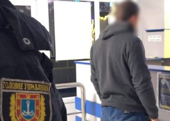 В Одесской области молодой человек угрожал знакомой ножом и угнал ее автомобиль.