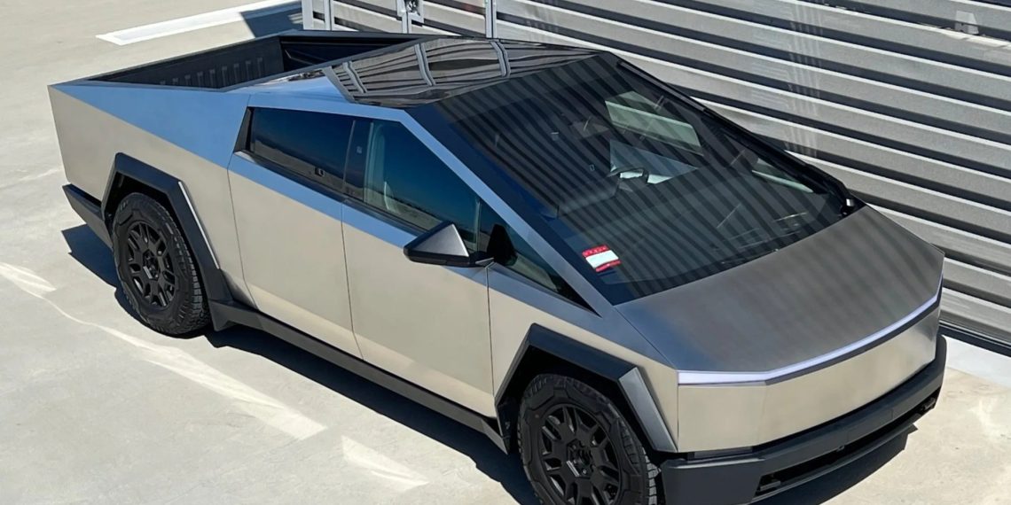 Елітний Tesla Cybertruck за 6 мільйонів гривень помітили на Подолі: кому він належить – Автоновини