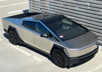 Елітний Tesla Cybertruck за 6 мільйонів гривень помітили на Подолі: кому він належить – Автоновини