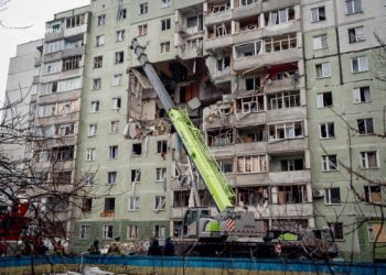 У Сумах рятувальники задіяли спецтехніку на місці ворожого удару – Суми та область