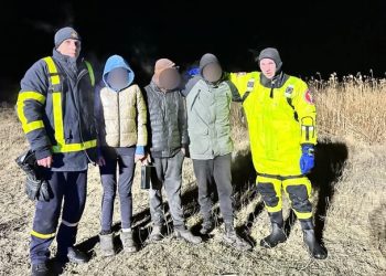 В Одесской области двое подростков застряли на льду и чуть не провалились в пруд