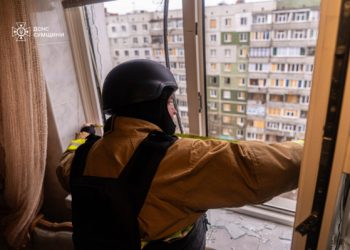 На місці ворожого удару рятувальники продовжують надавати допомогу сумчанам – Суми та область