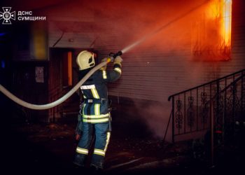 У Бездрику гасили велику пожежу в нежитловій будівлі – Суми та область