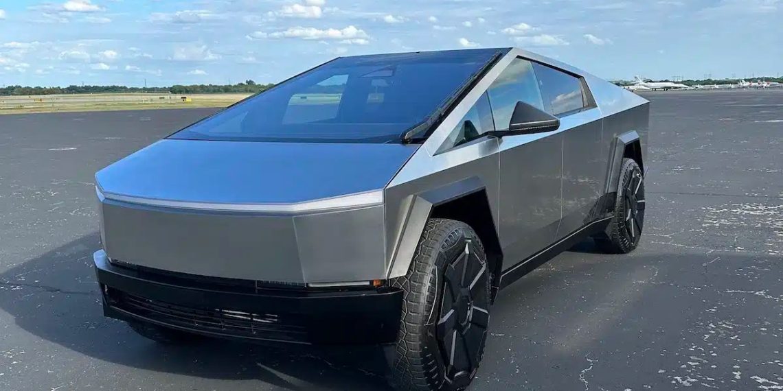 У центрі Львова помітили Tesla Cybertruck – Автоновини