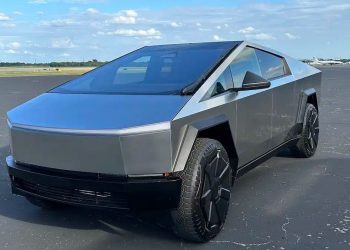 У центрі Львова помітили Tesla Cybertruck – Автоновини