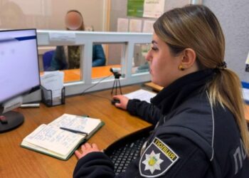 У Конотопі одеситка викрала готівку з каси кафе і телефон у підлітка – Суми та область