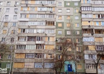 У пошкодженій безпілотником сумській багатоповерхівці закрили частину вибитих вікон – Суми та область