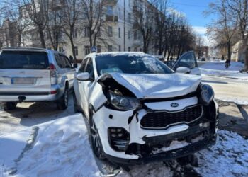 У Шостці – аварія на перехресті: зіткнулися «KIA» і «Toyota» – Суми та область