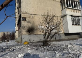 У спальному районі Сум через падіння уламків БПЛА вибиті вікна на балконах – Суми та область