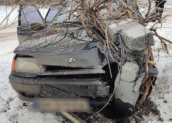 У Сумах автівка врізалась в електроопору: постраждали двоє маленьких дітей – Суми та область