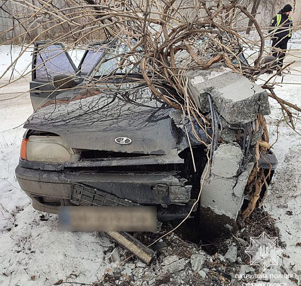 У Сумах автівка врізалась в електроопору: постраждали двоє маленьких дітей – Суми та область