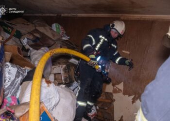 У Сумах гасили пожежу в захаращеній квартирі | Суми та область