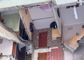 Жителі зруйнованого під’їзду у Сумах забрали вціліле від російського удару – Суми та область