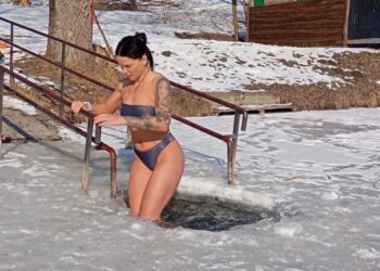 “Знімає стрес від нічних атак”: як сумчани купаються у крижаній воді | Суми та область
