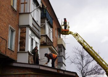 11 багатоквартирних та 6 приватних будинків пошкоджені в Охтирці внаслідок ворожої атаки 26 березня, – ОК «Північ» | Суми та область