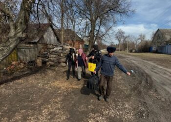 “Хоч в руїни, все одно повернуся”: евакуація жителів з прикордонного Миропілля | Суми та область