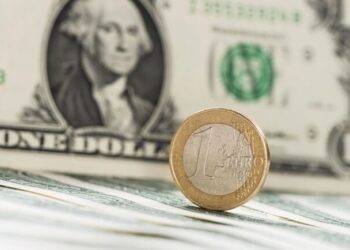 Курс валют в Украине 8 марта 2025 года: сколько стоит доллар и евро