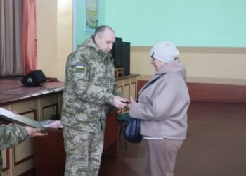 На Конотопщині  дружині загиблого прикордонника Марка Хало вручили державну нагороду | Суми та область